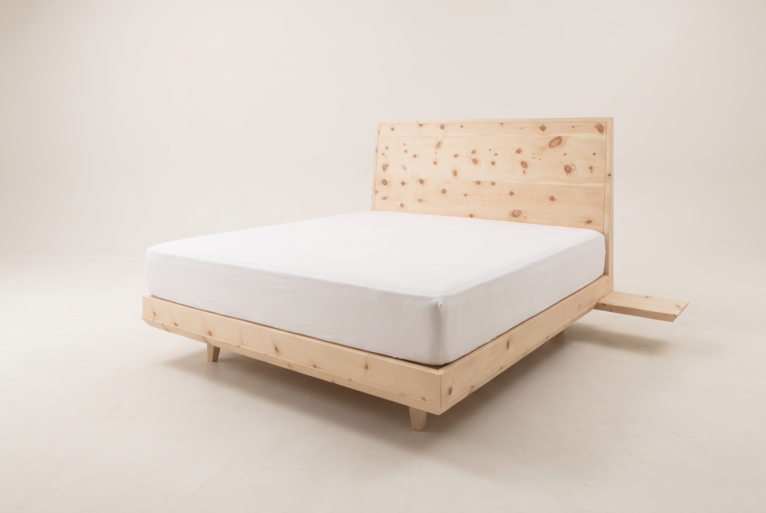 Bettrahmen Hochfirst aus Zirbe mit hohem Holzkopfteil und seitlicher Ablage – Schlafmanufaktur