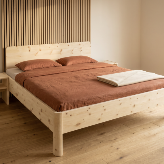 Bettrahmen Sonnblick aus Zirbe mit Eckfüßen und Nachtkästchen im Schlafzimmer – Schlafmanufaktur