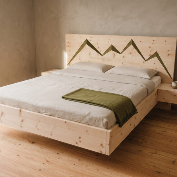 Schwebender Bettrahmen Wildspitze aus Zirbe mit Wollfilz-Bergkette im Kopfteil, Leinenbettwäsche und grünem Wollplaid im Schlafzimmer – Schlafmanufaktur