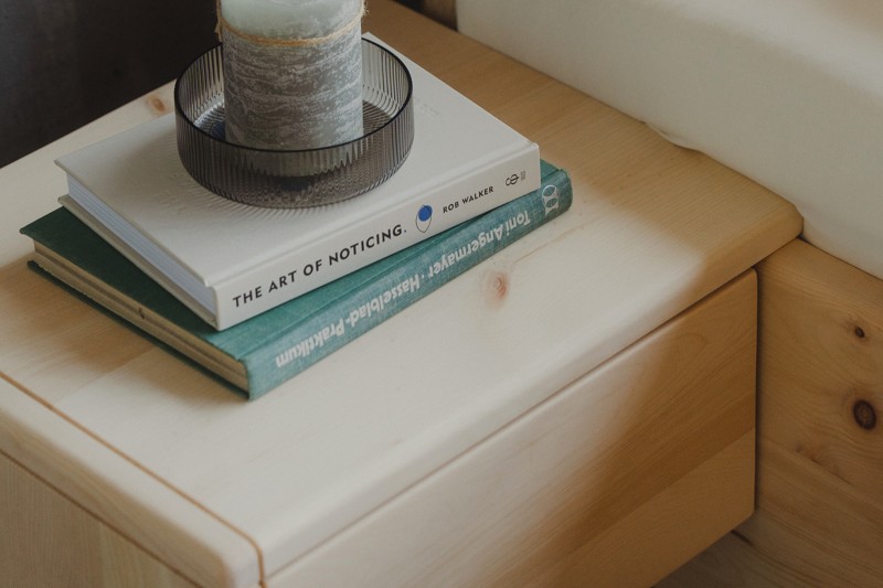 Bettrahmen Olperer Nachtkästchen mit Bücher