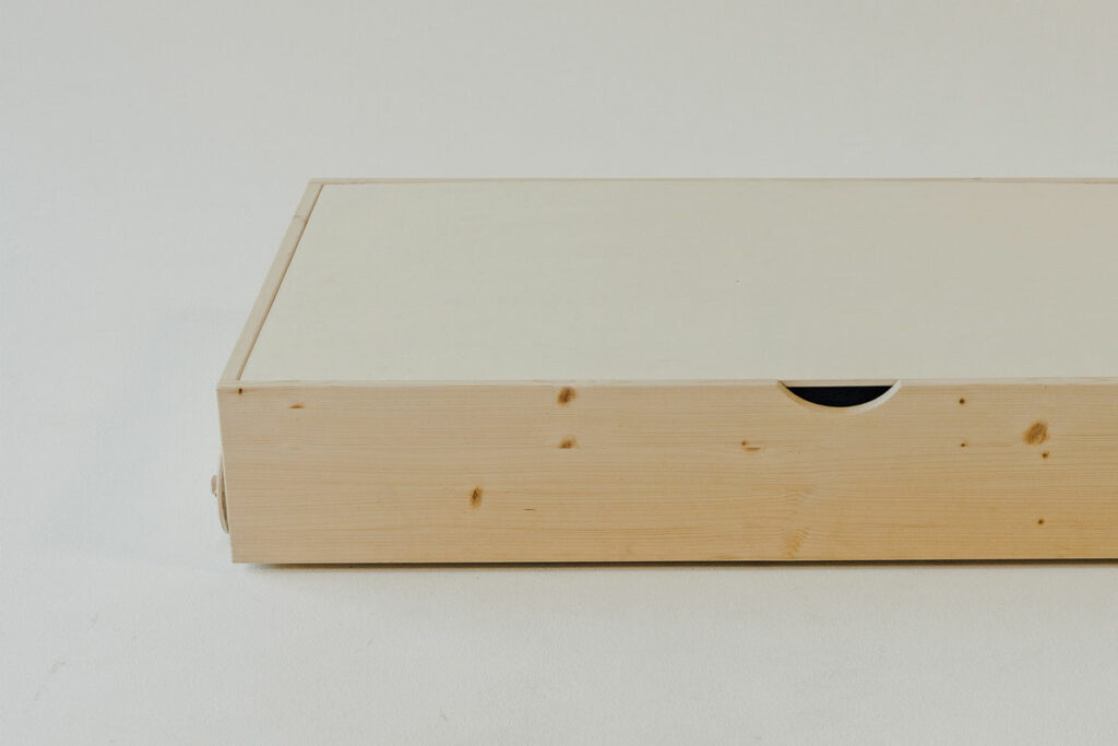 Bettschublade Zirbe – Schublade aus Zirbenholz auf Holzrollen für unter das Bett