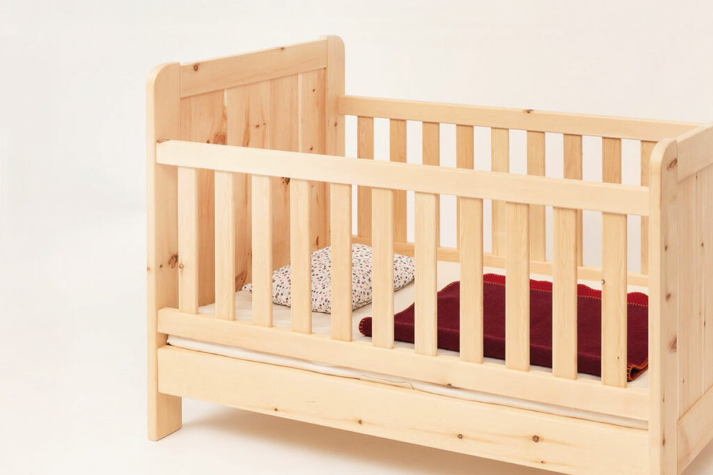 Gitterbett Zirbe Zirbenfloh – metallfreies Kinderbett aus Osttiroler Zirbenholz