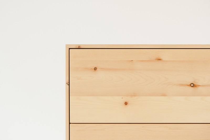 Kommode Zirbe Schlafmanufaktur Detail Ecke