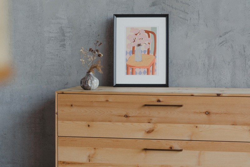Kommode Zirbe Schlafmanufaktur Frontansicht mit Bild & Vase