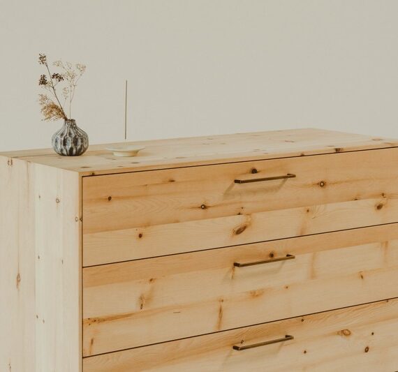 Kommode Zirbe Schlafmanufaktur schrägstehend mit Blume