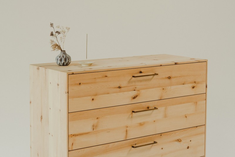 Kommode Zirbe Schlafmanufaktur schrägstehend mit Blume