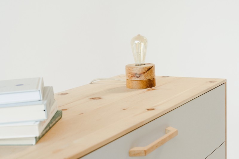 Lampe Allmut auf Kommode