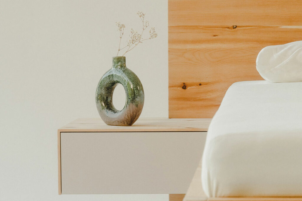 Nachtkästchen Hochstadl – zum Einhängen am Bettrahmen, mit zartem, elegantem Rahmen