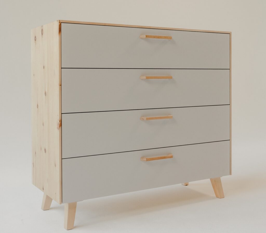 Massivholz Kommode 4 Laden – Massivholz-Kommode mit vier Laden und konischen Füßen