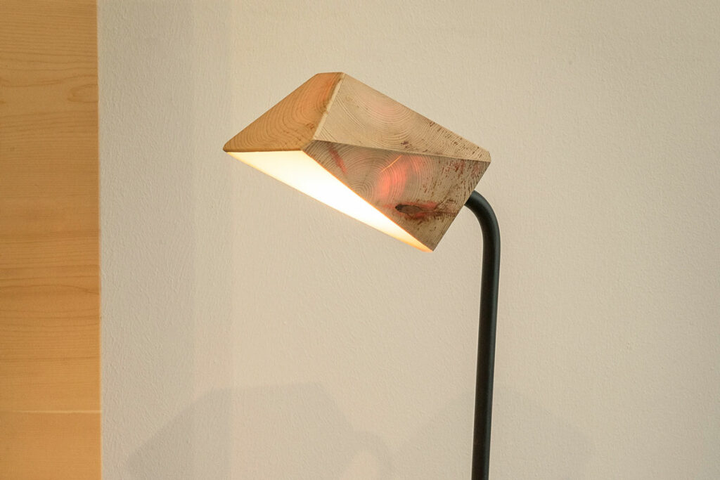 Nachttischlampe Zirbe Hecta – Zirbenlampe aus Altholz mit besonderer Kopfform